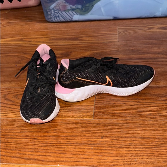 Nike Shoes - Nike Renew Sneakers